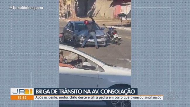 Motociclista atira pedra em carro durante briga de trnsito aps acidente