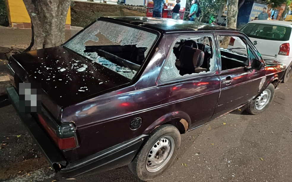 Motorista cai em blitz, fica revoltado ao saber que carro seria rebocado e 'destrói' o próprio veículo em MG — Foto: Divulgação / Demutran
