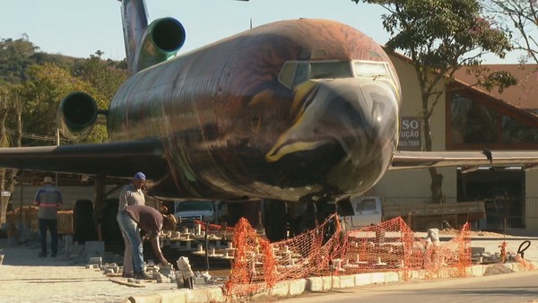 Avião do metaverso': entenda a polêmica do Boeing que 'pousou' em praça de  Barra do Piraí, Rio de Janeiro