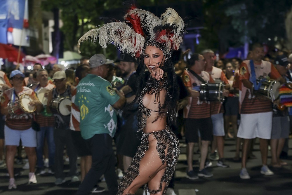 Sabrina Sato atende fãs, posa para fotos e brilha no ensaio de rua da Vila Isabel