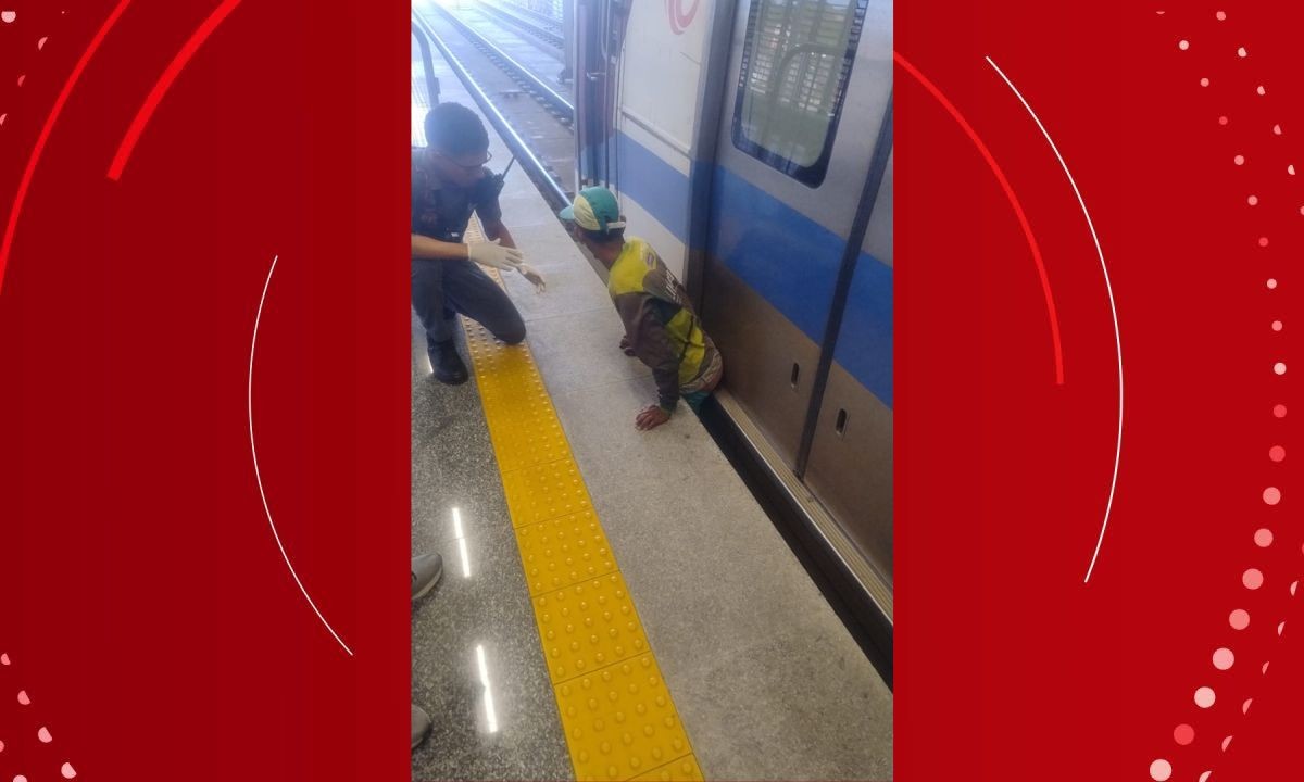 Homem fica preso entre trem e plataforma no metrô de Salvador
