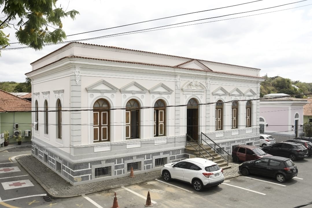 Secretária esfaqueada em ataque dentro de escritório em Piraí recebe alta do hospital