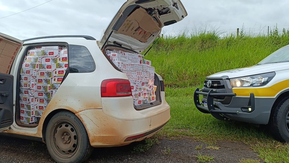 Motorista sem CNH é preso ao transportar quase 20 mil maços de cigarros em rodovia de Dracena (SP) — Foto: Reprodução/Polícia Rodoviária