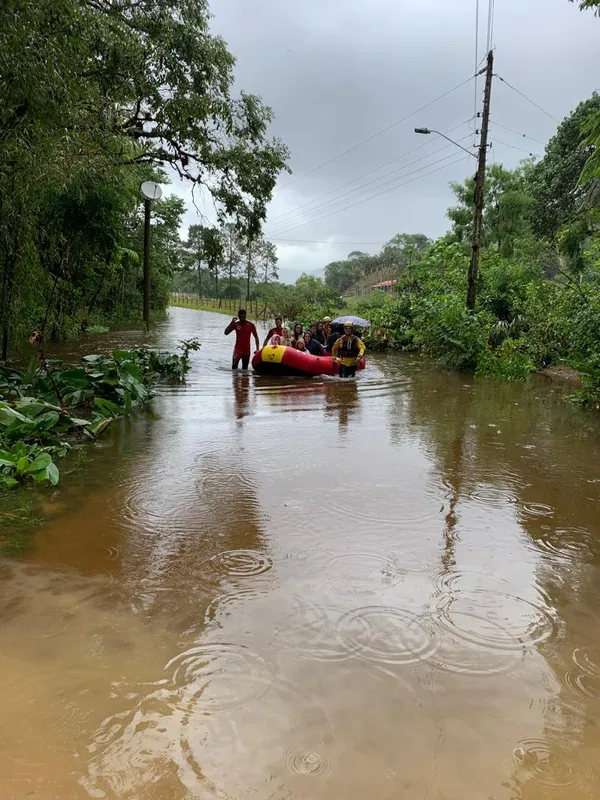 Chuva forte em Santo Amaro da Imperatriz faz rio transbordar e deixa  população em alerta - NSC Total