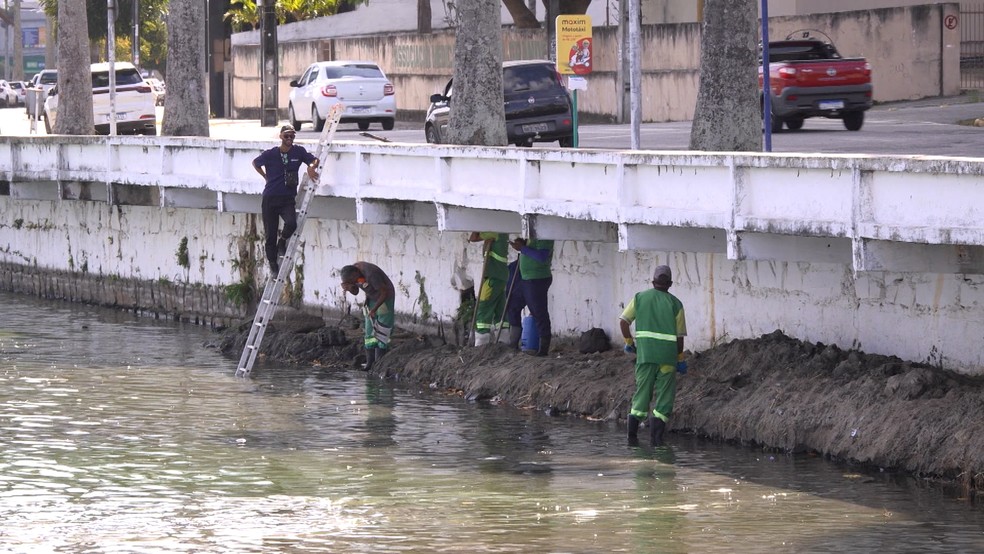 Agentes de limpeza da prefeitura fazem limpeza paliativa e periódica no Açude Velho — Foto: Reprodução/TV Paraíba