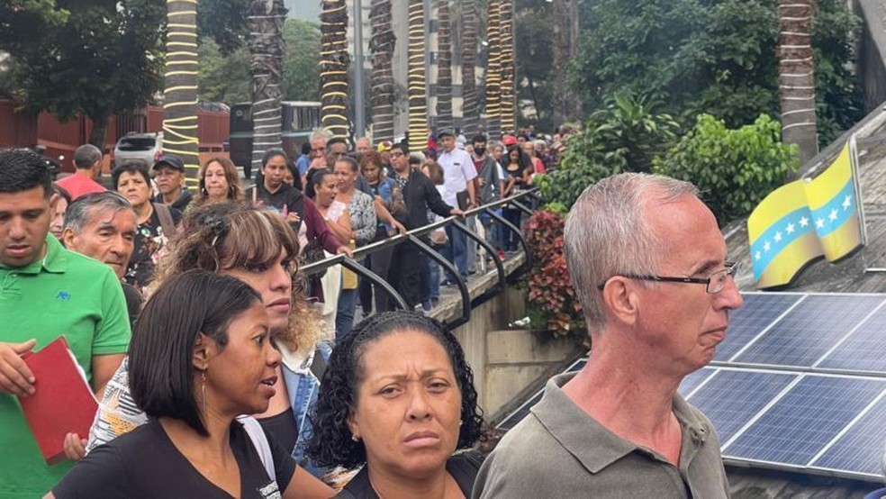 Quase sempre há fila na Venezuela; agora, é para se cadastrar na Corpoelec, a distribuidora de energia — Foto: BBC