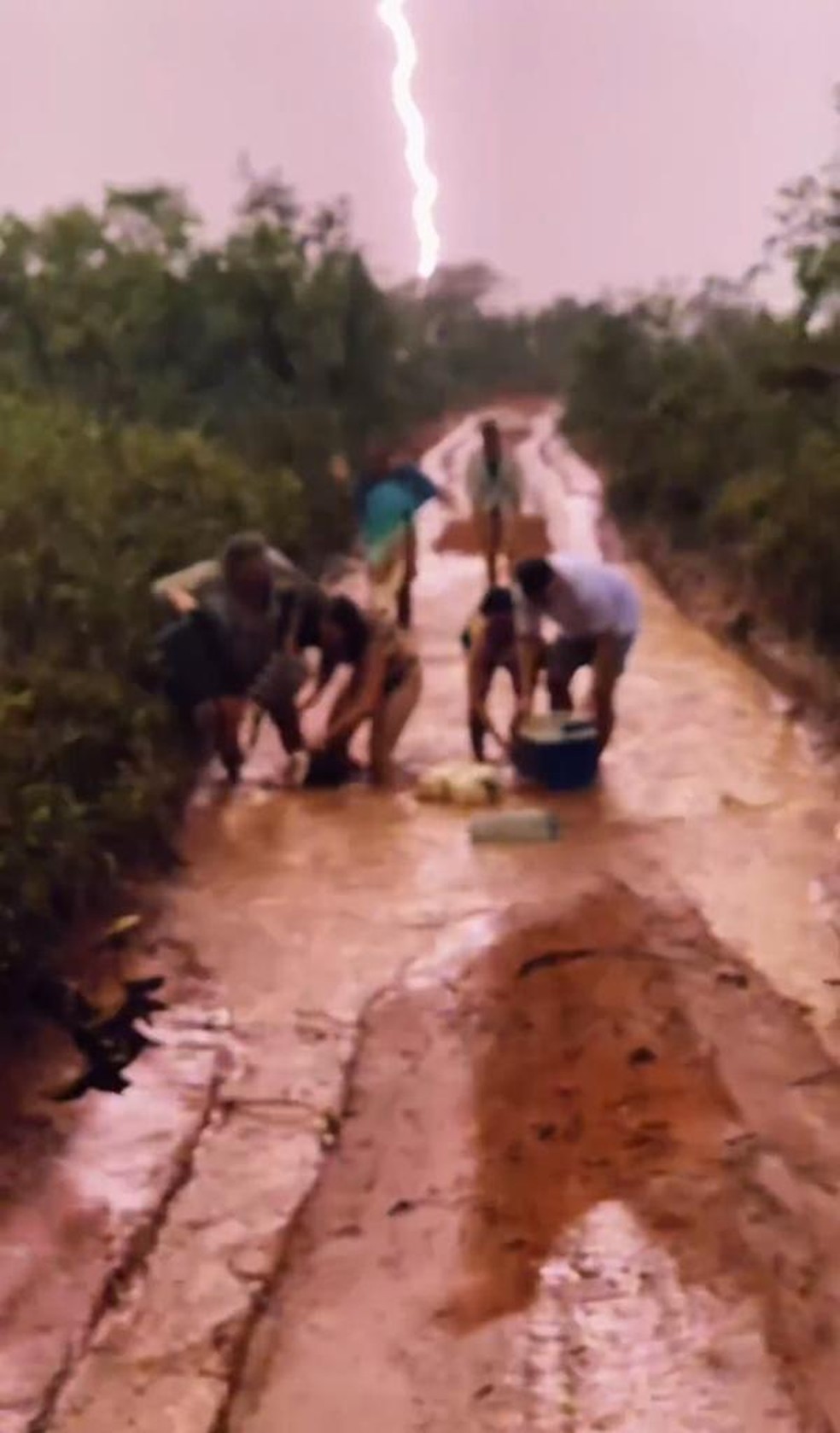 Turistas só viram que o raio caiu atrás deles depois — Foto: Divulgação/Instagram @viagemconceito