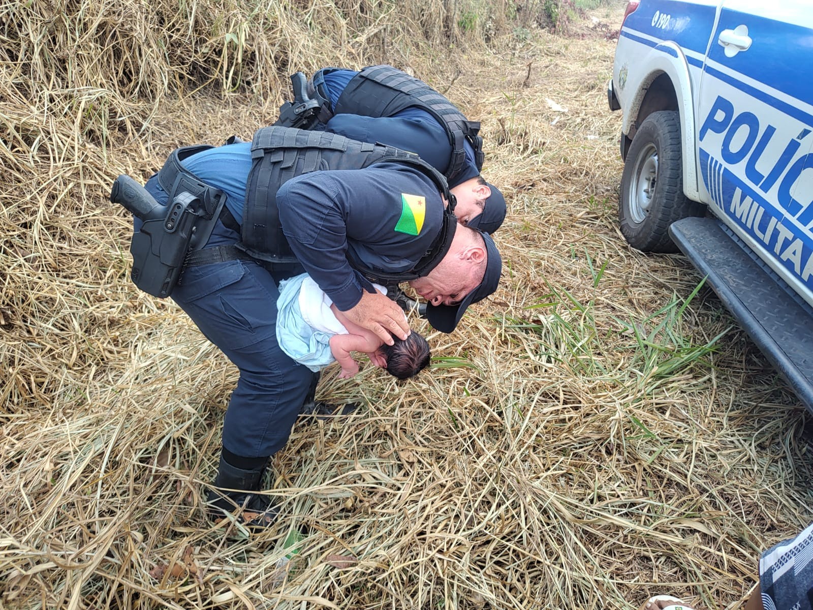 Recém-nascida é salva por PMs após se engasgar com leite materno no Acre