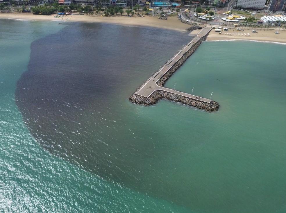 Imagens de um drone mostra mancha escura no mar da Praia de Iracema. — Foto: Daniel Bezerra/Arquivo Pessoal