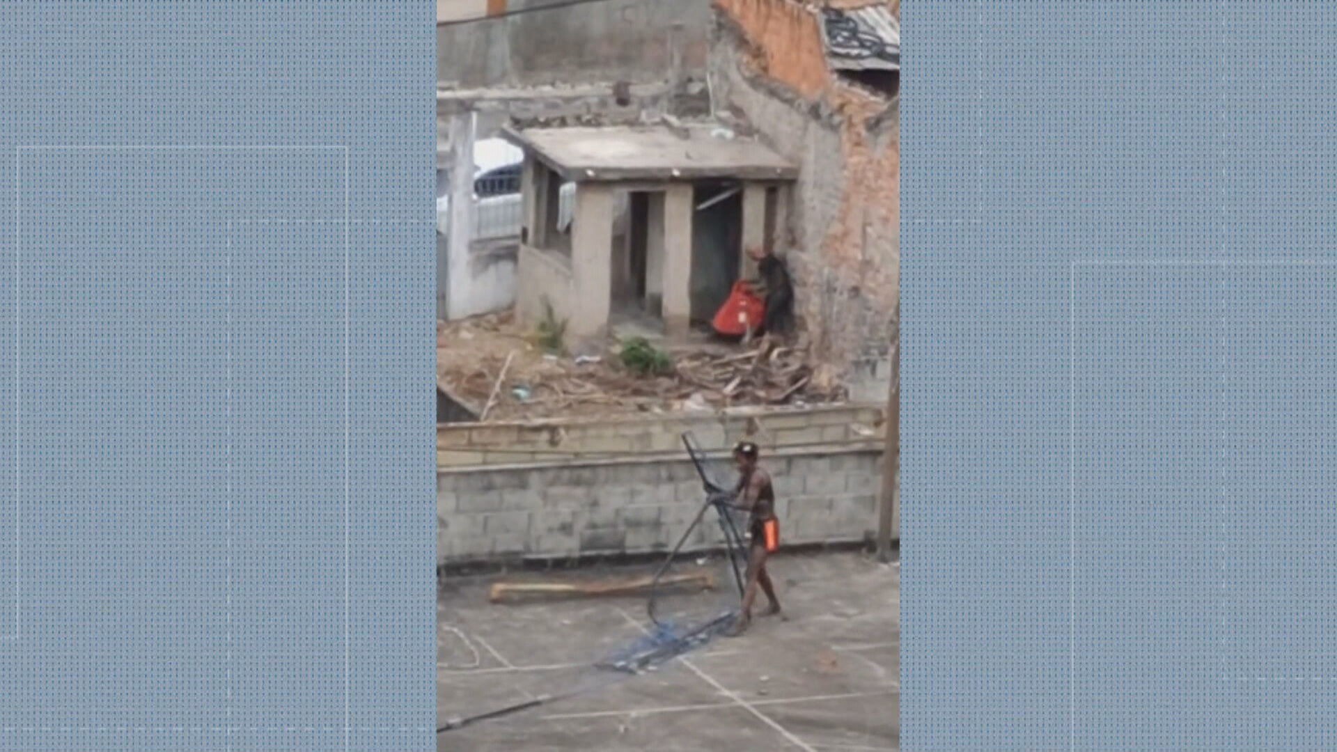Vídeos mostram ladrões furtando prédio abandonado no Rio; moradores dizem que até apartamentos são roubados