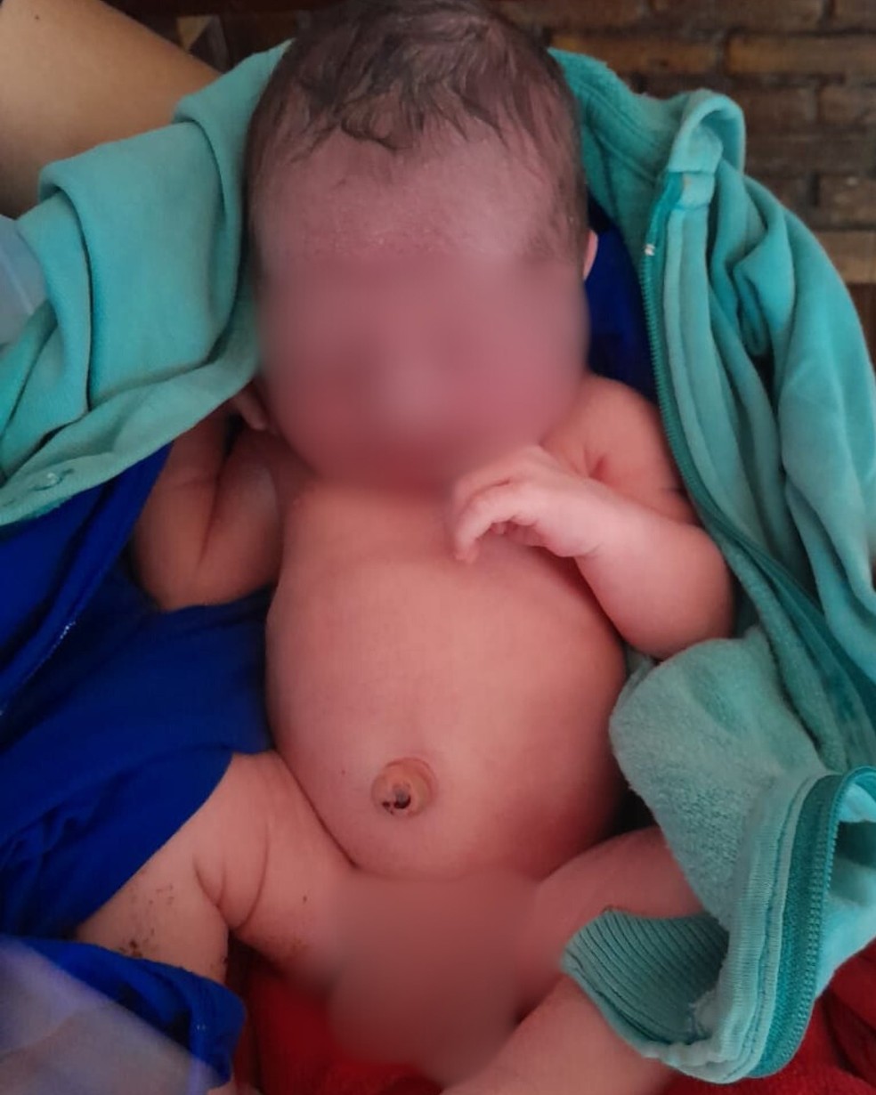 Recém-nascido foi encontrado embrulhado em pedaços de pano — Foto: Divulgação