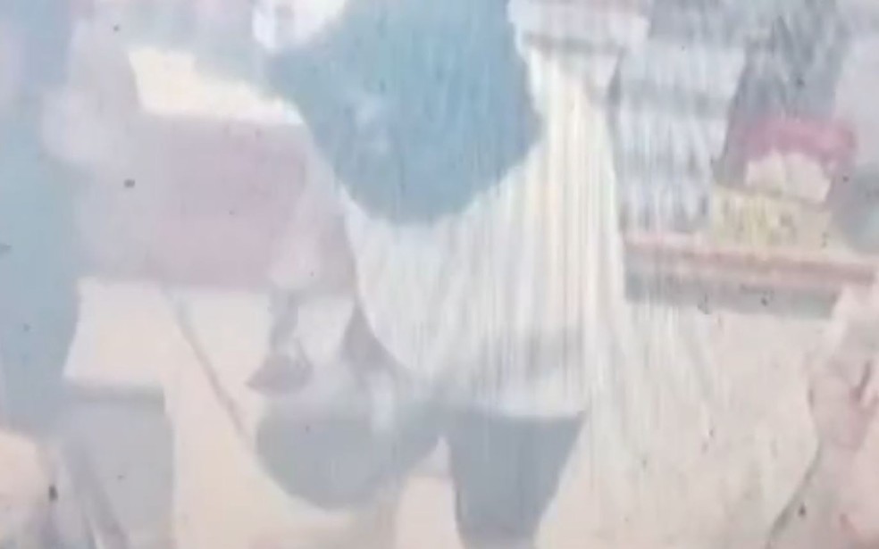 Criminoso encapuzado invadiu padaria — Foto: Divulgação