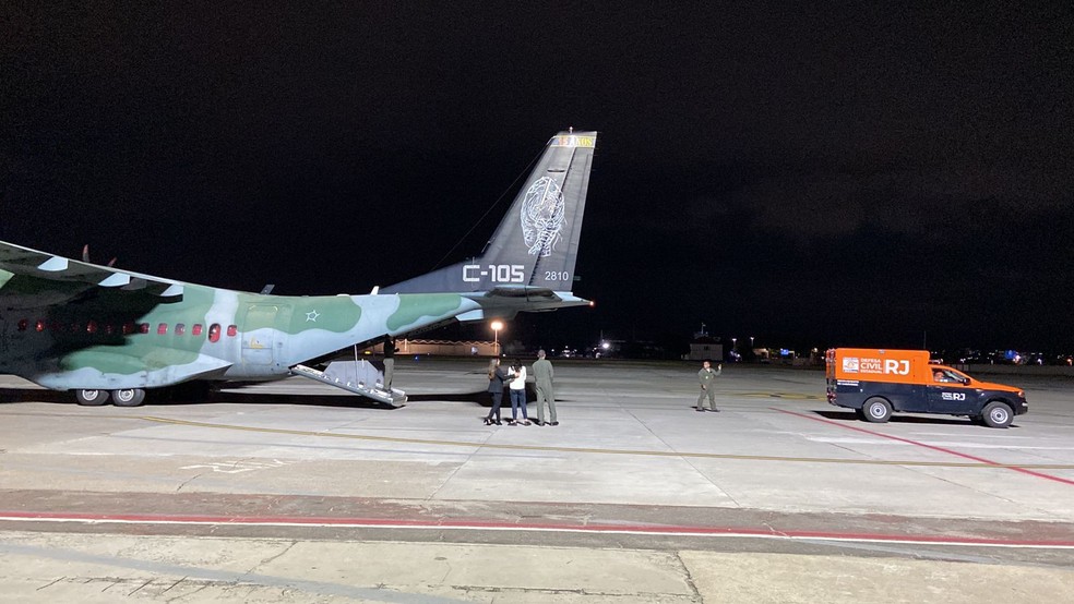 Avião da FAB chega com corpo de Juliana Marins — Foto: Thais Espírito Santo/g1