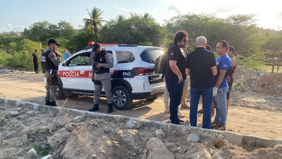 Polícia Militar foi acionada após testemunha encontrar corpo de bebê em Campina Grande — Foto: TV Paraíba/Geraldo Jerônimo