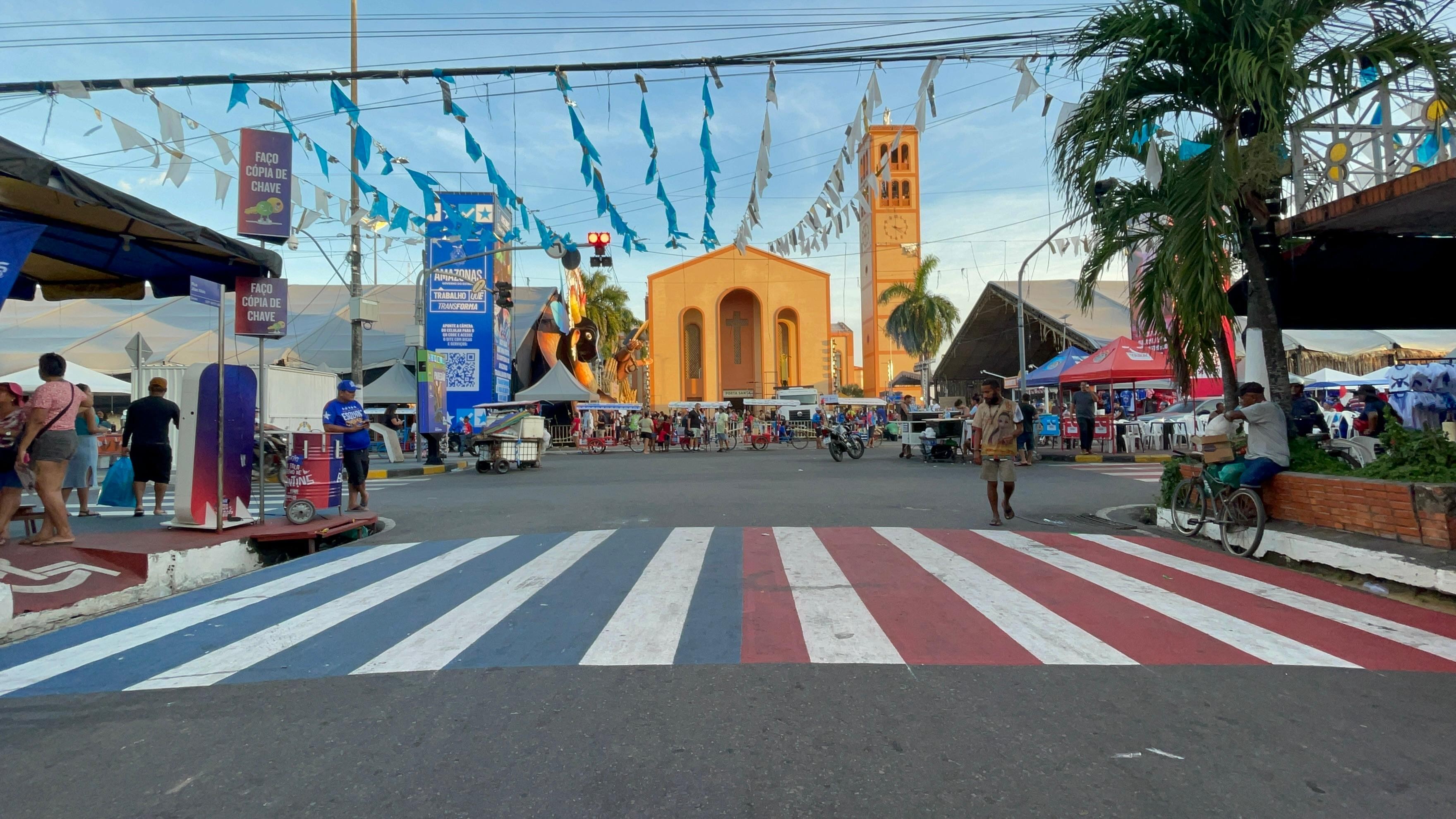 Festival Folclórico de Parintins: Azul x Vermelho
