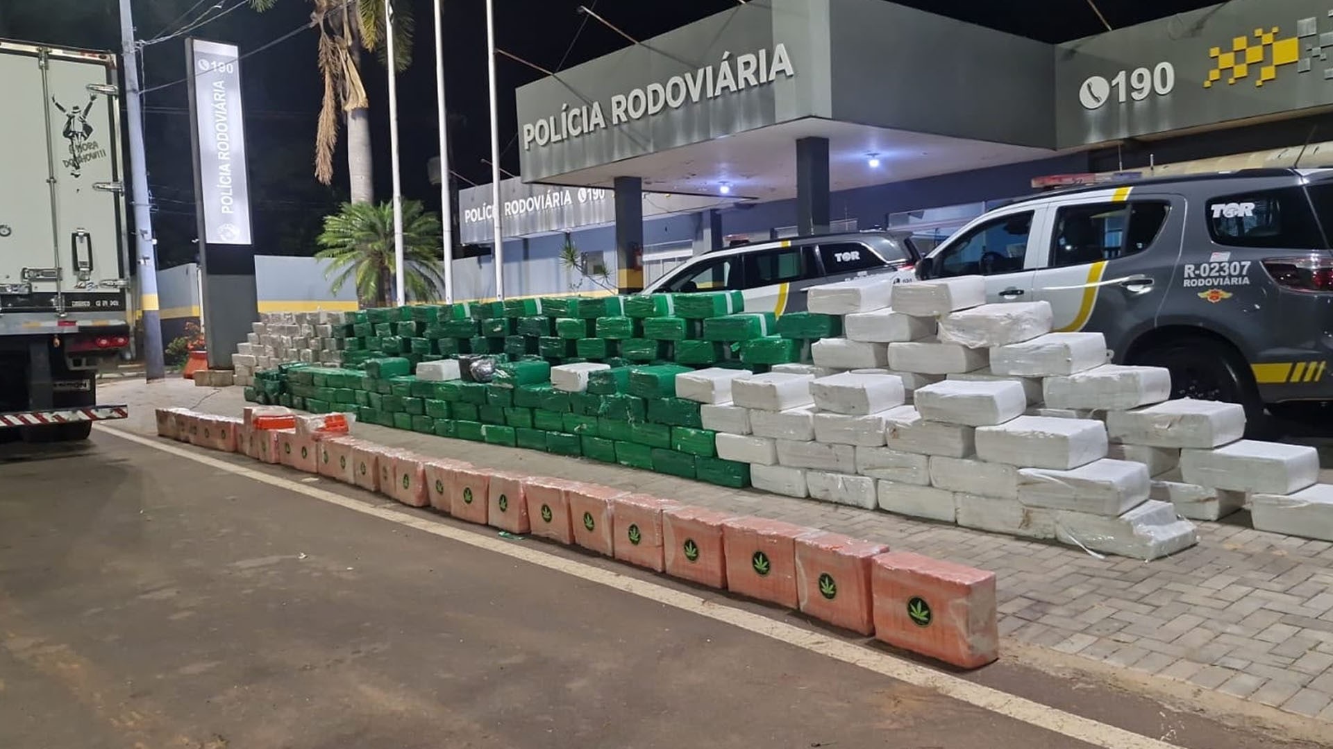 Caminhoneiro é preso com 7,2 toneladas de maconha escondida em carga de linguiça na rodovia SP-425