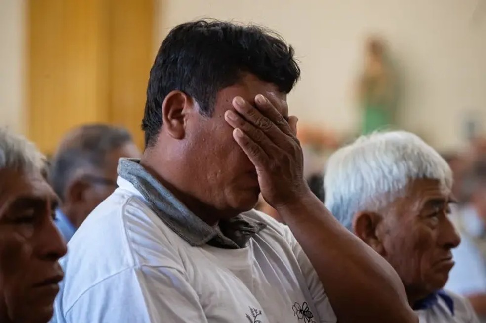 Percy Meza se emociona durante a missa realizada em Catacaos. — Foto: Cortesia da comunidade de Catacaos via BBC