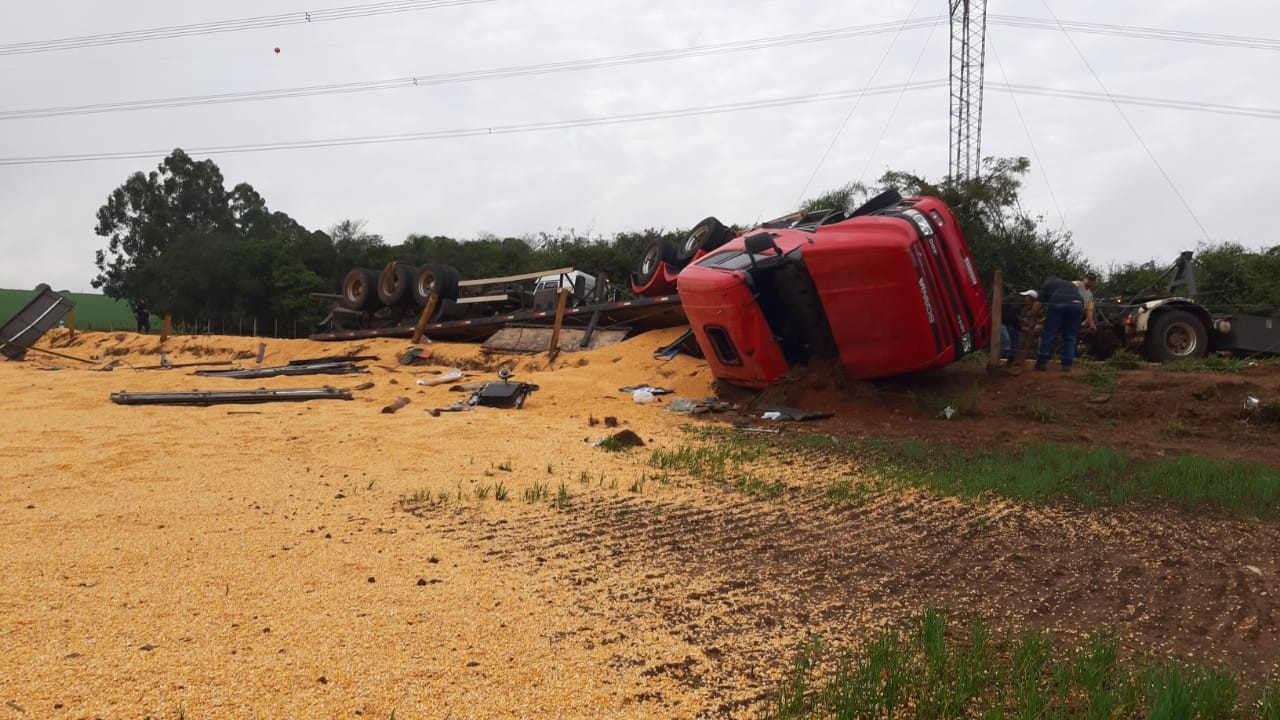 Carreta carregada com milho tomba em estrada vicinal de Buri
