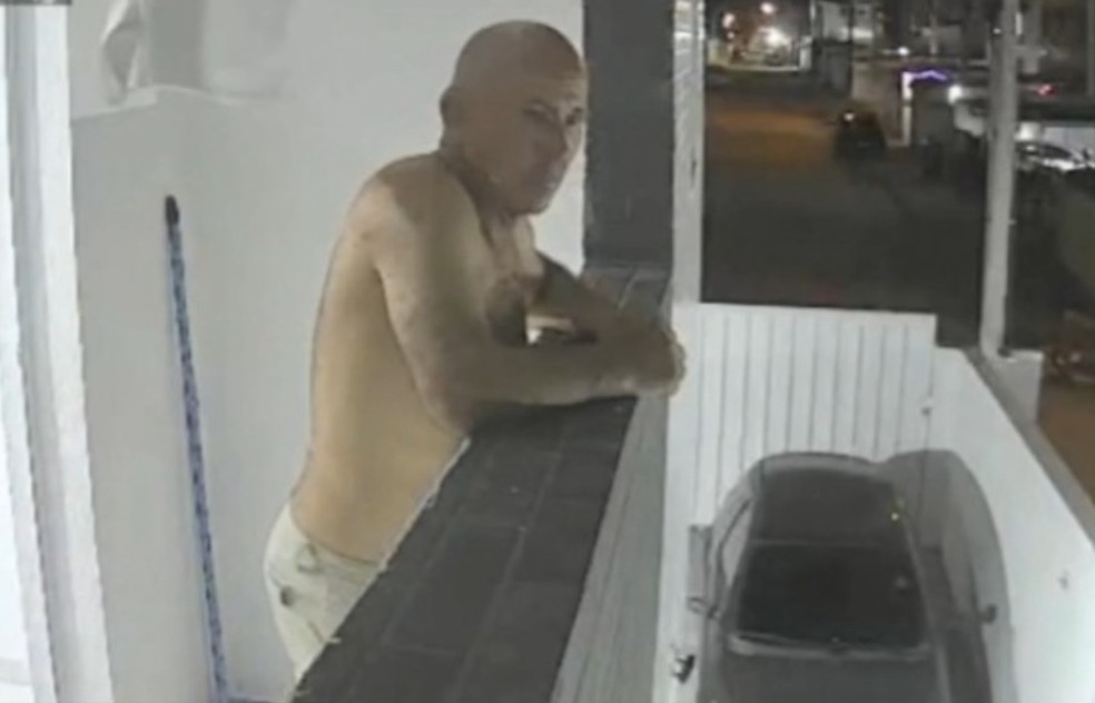 Imagens de câmera de segurança mostram suspeito dentro do apartamento da vítima — Foto: TV Cabo Branco/Reprodução