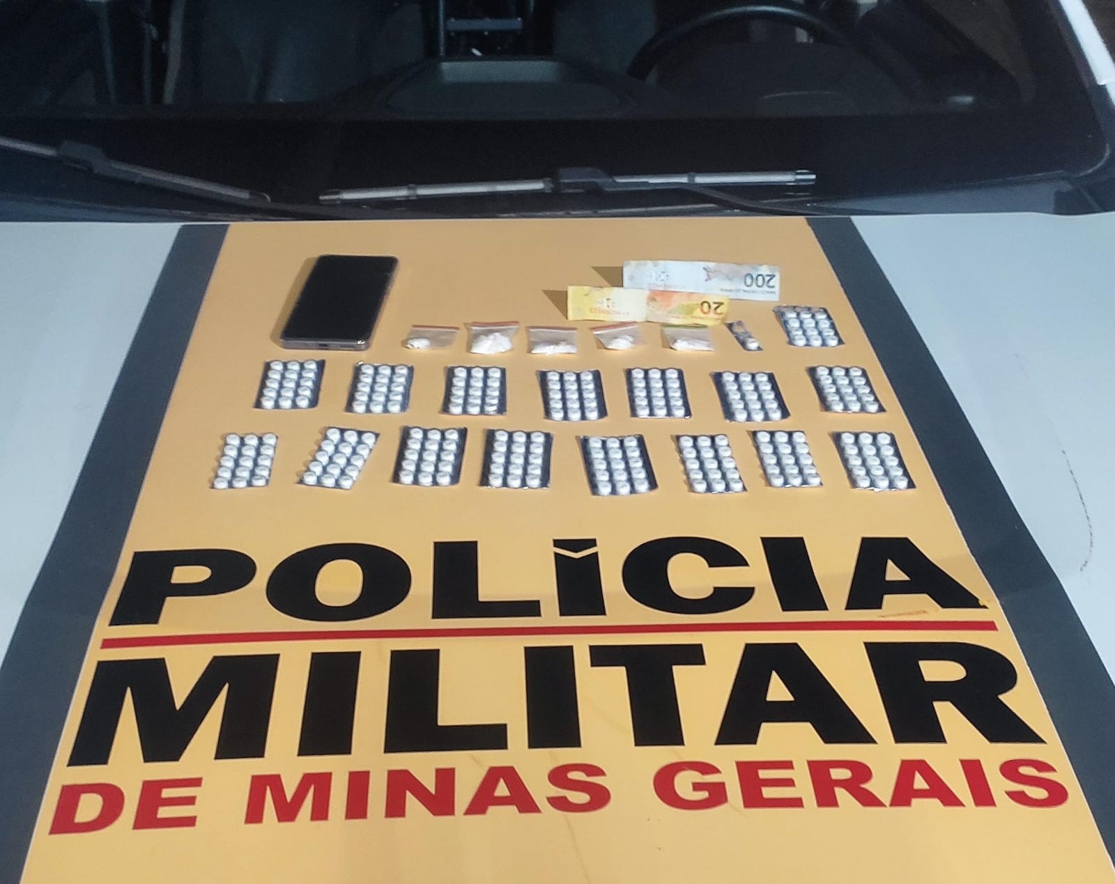 Abordagem de carro com lanterna queimada e vidros escuros termina com apreensão de rebite e cocaína na LMG-653