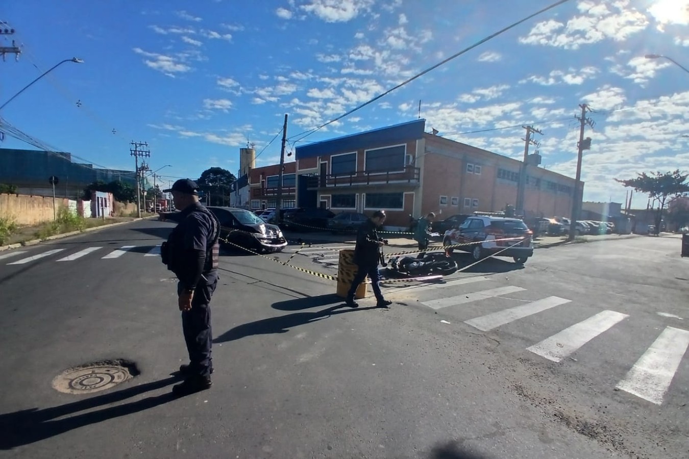 VÍDEO: Motociclista bate de frente com carro em cruzamento em Indaiatuaba