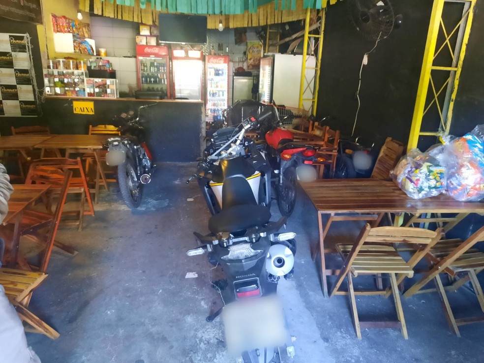 Motos furtadas encontradas dentro de lanchonete na Zona Leste de Natal — Foto: Cedida