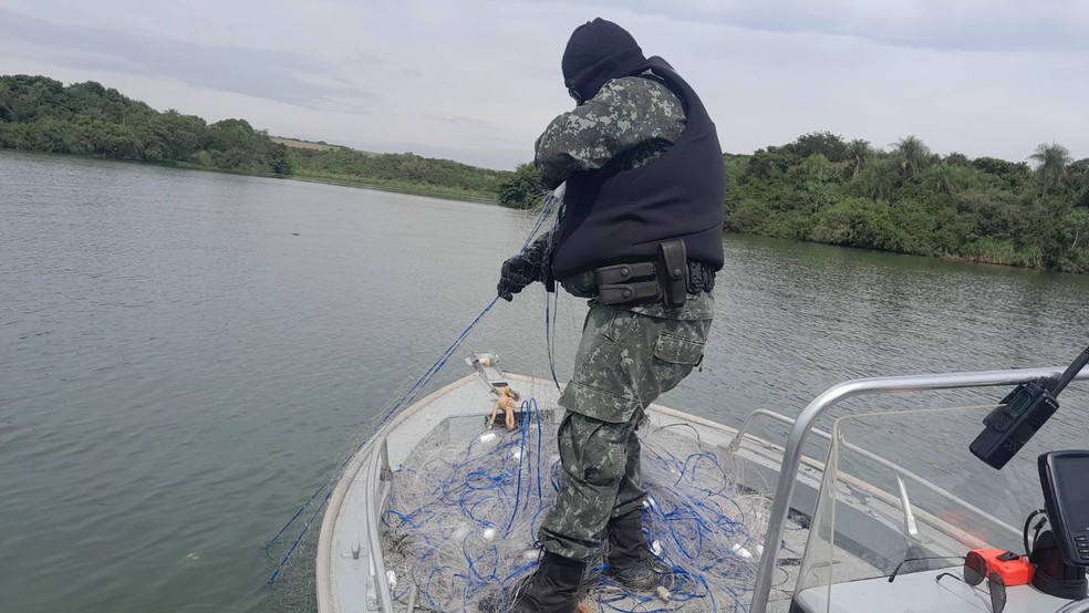 Polícia Ambiental apreende mais de 800 metros de redes e espinéis, em Pirapozinho (SP) — Foto: Polícia Ambiental