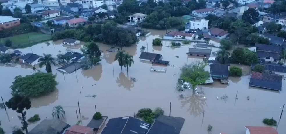 Em Rio Negro, água chegou ao teto de algumas casas — Foto: Denilson Beltrame/RPC