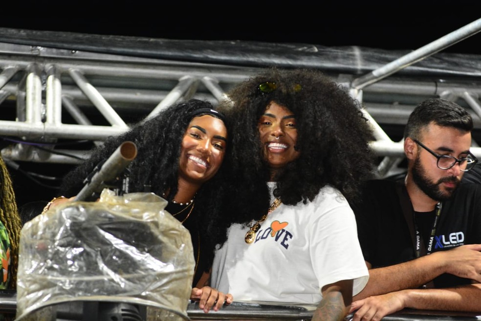 Alana Sarah, conhecida como 'A Dama' e a namorada, Gabriela Messy, na 'Melhor Segunda-feira do Mundo', no pré-carnaval de Salvador — Foto: Joilson César / Ag. Picnews