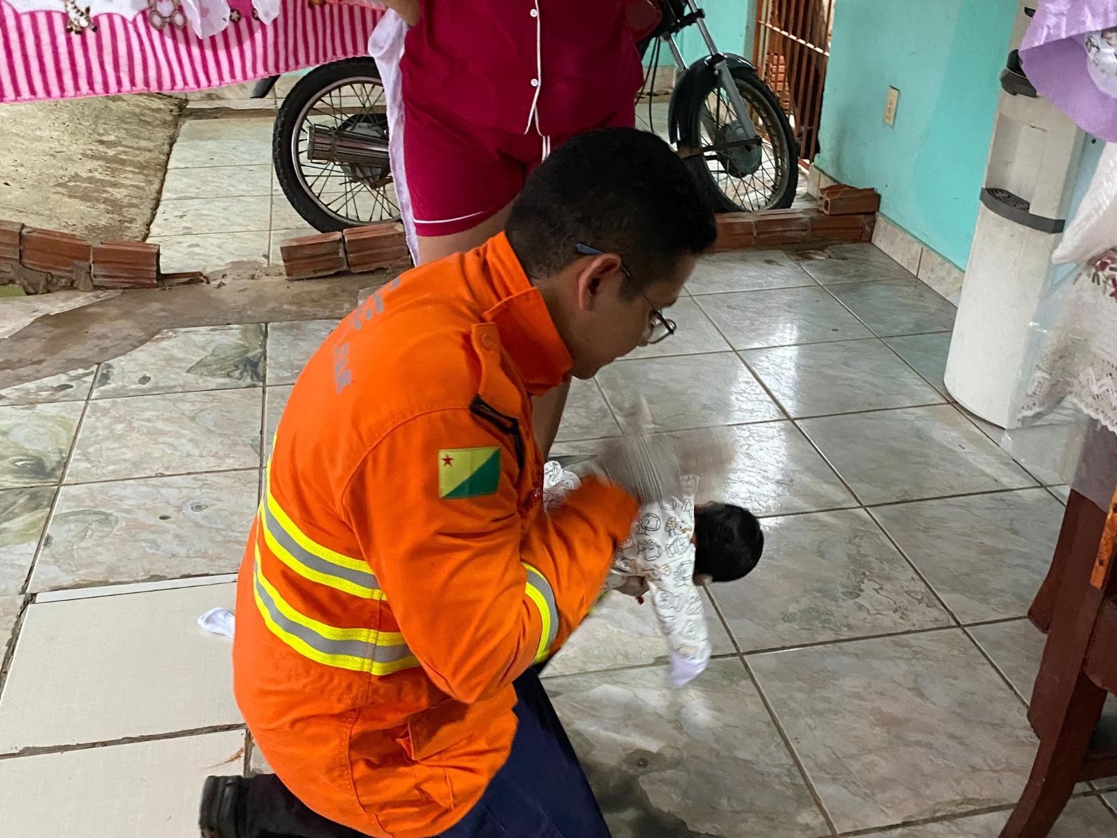 Bebê com 14 dias de vida é salva por bombeiros após se engasgar com leite materno no Acre