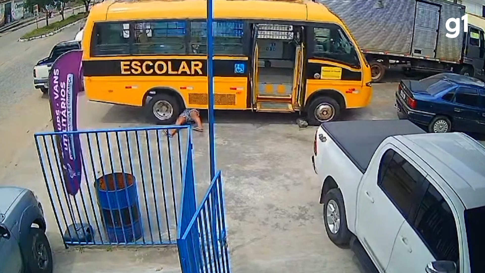 Mecânico quase é atropelado por ônibus enquanto consertava veículo, na PB; vídeo 