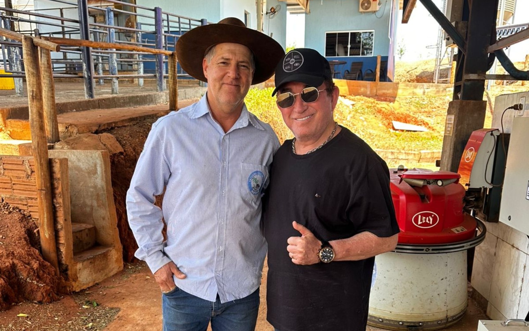 Amado Batista visita fazenda com ordenha robotizada e conhece vaca famosa por produzir 125 litros de leite num dia 