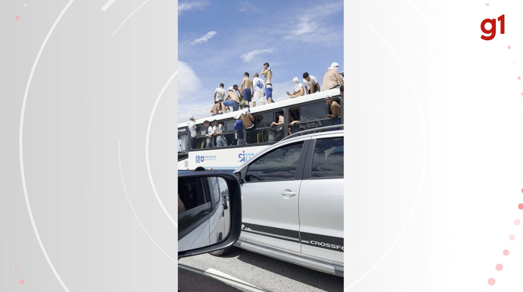 VÍDEO: Torcedores do Avaí são flagrados em cima de ônibus em movimento antes de clássico em Florianópolis