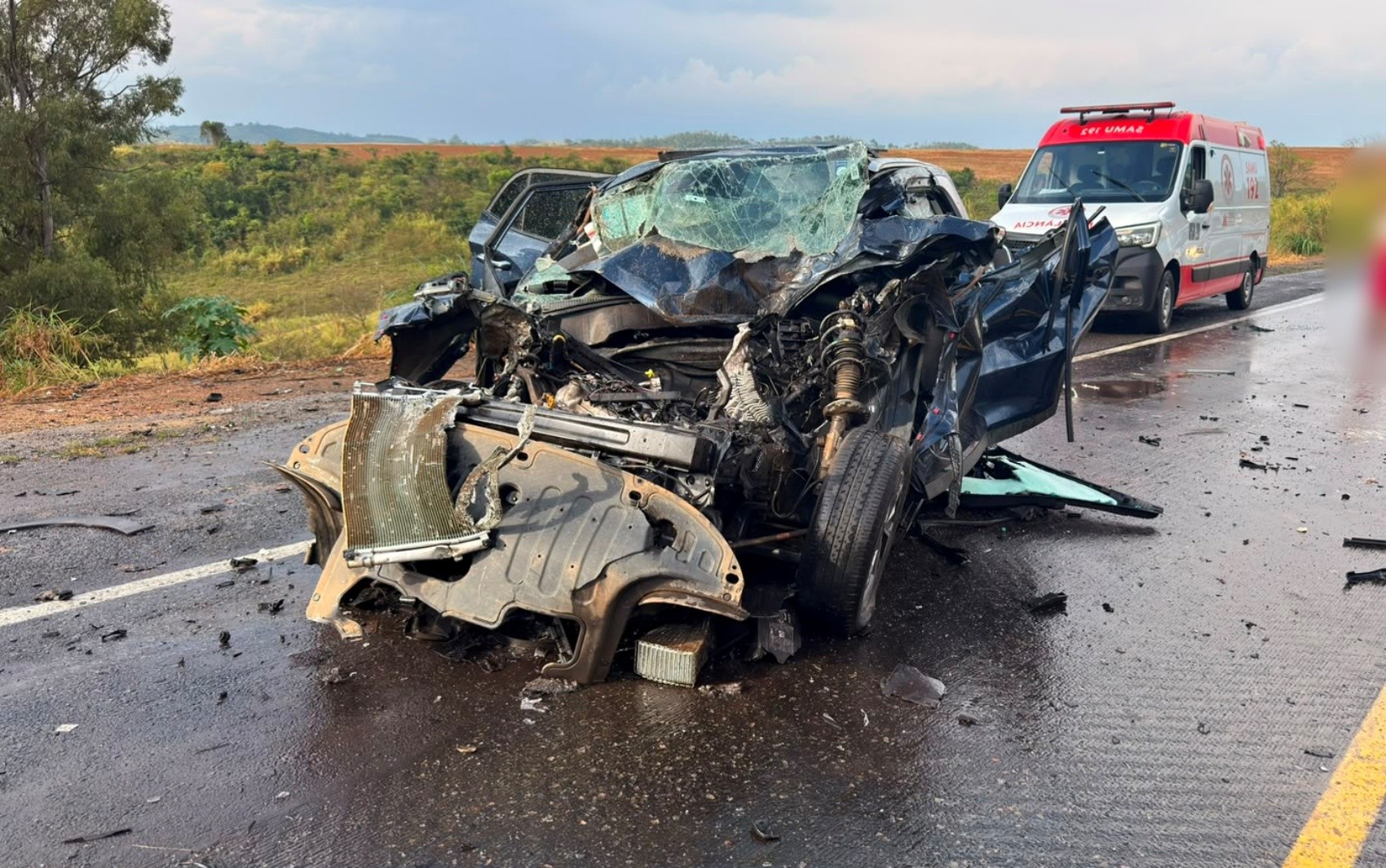 Acidente entre carro e caminhão deixa três mortos e dois feridos na BR-146, em Guaxupé, MG