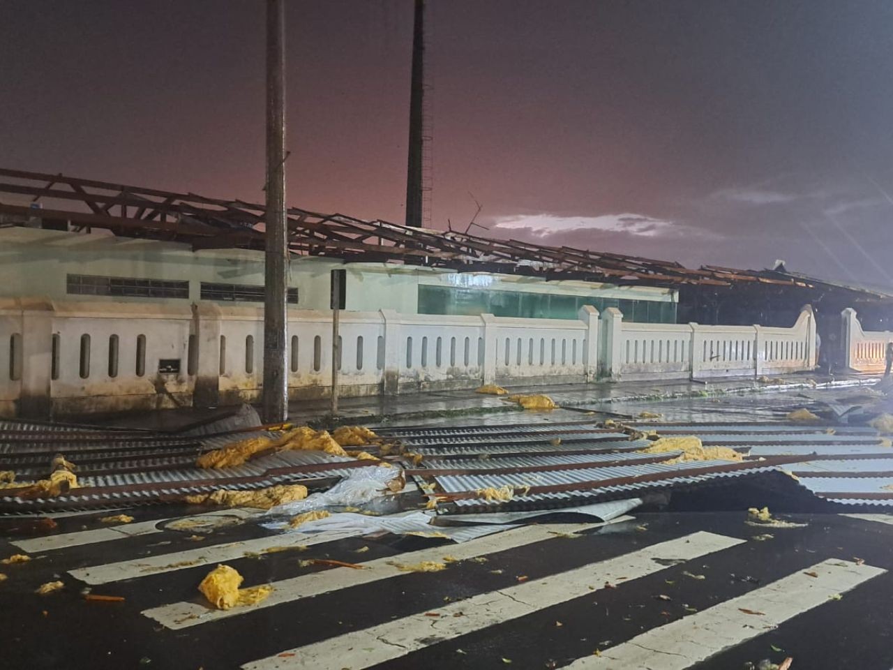 Temporal arranca telhado da Plataforma Cultural e lança chapas de zinco em região centenária de Campo Grande