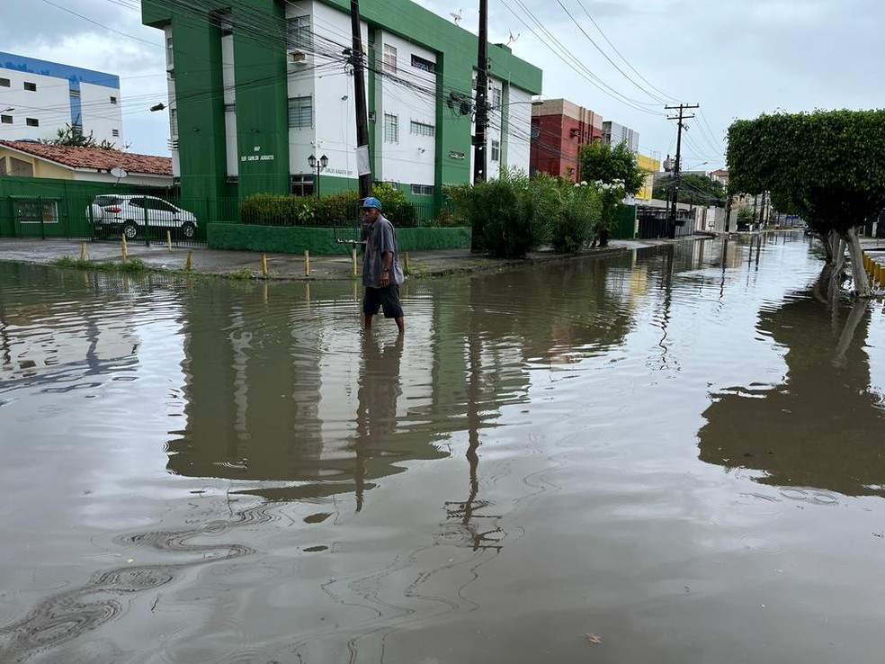 Rua Olavo Bilac, em Olinda, ficou alagada nesta terça-feira (19) — Foto: Everaldo Silva/TV Globo