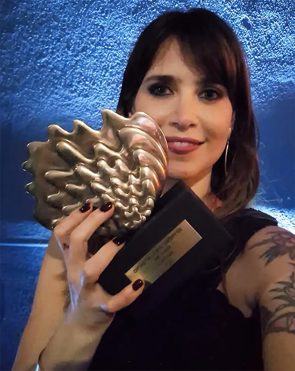 Intérprete de Rita Lee em musical, Mel Lisboa posa com o Prêmio Shell de Teatro de melhor atriz da temporada paulista — Foto: Reprodução / Instagram Mel Lisboa