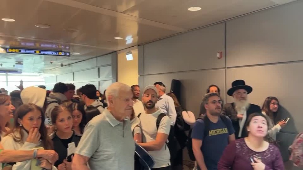 Míssil lançado do Iêmen cai perto do principal aeroporto de Israel — Foto: Reuters