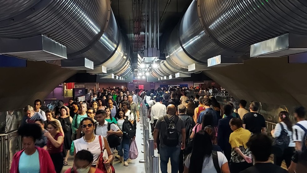 Movimento de passageiros na estação Chácara Klabin da Linha 2 - Verde, no entroncamento com a Linha 5-Lilás. — Foto: Rodrigo Rodrigues/g1