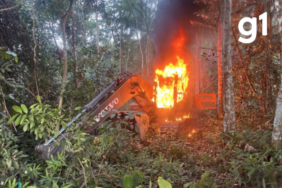 Máquinas e estruturas de garimpo ilegal foram destruídas — Foto: Polícia Federal