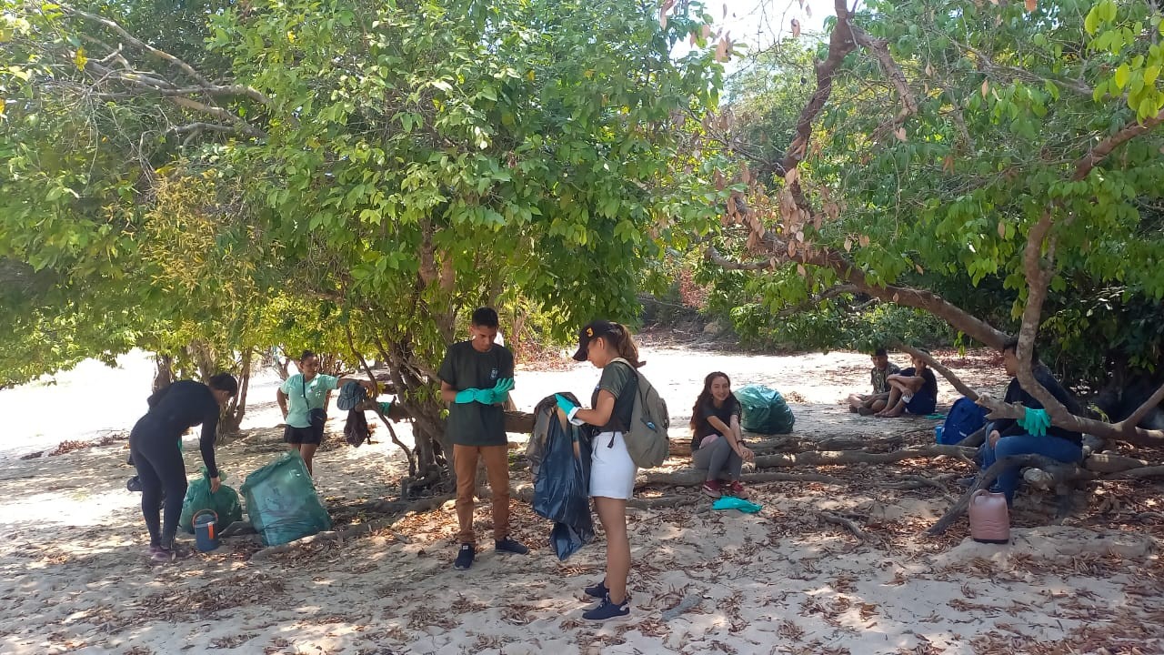 Ufopa e Associação de Vendedores Ambulantes da Praia da Salvação realizam ação de limpeza 