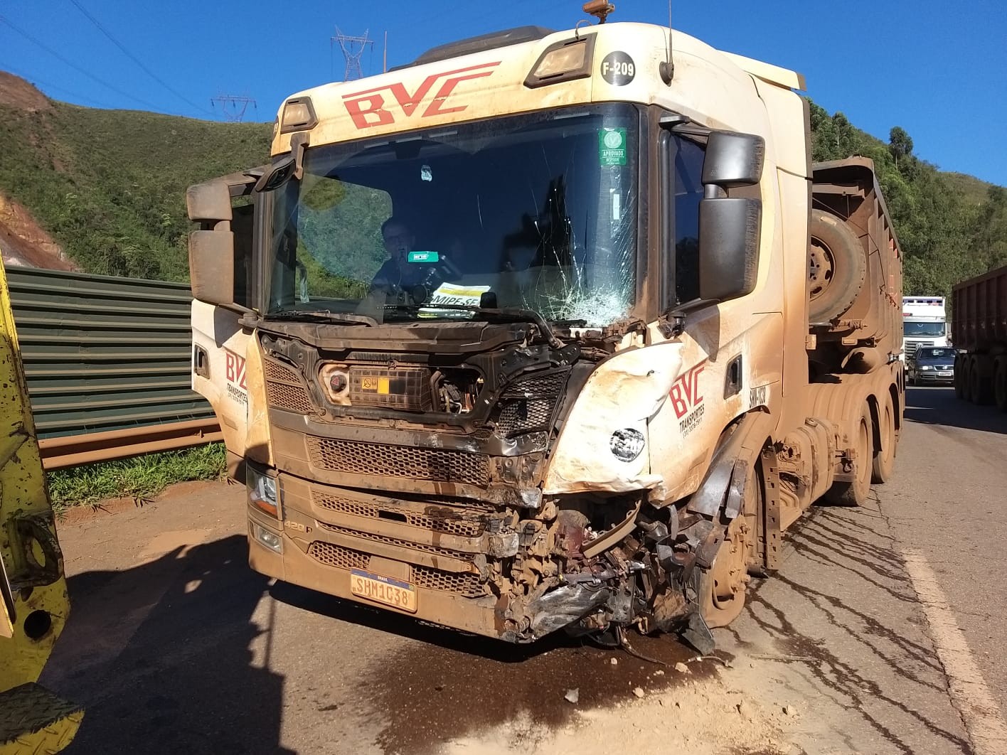 Carreta e carro batem de frente na BR-040; uma pessoa morreu