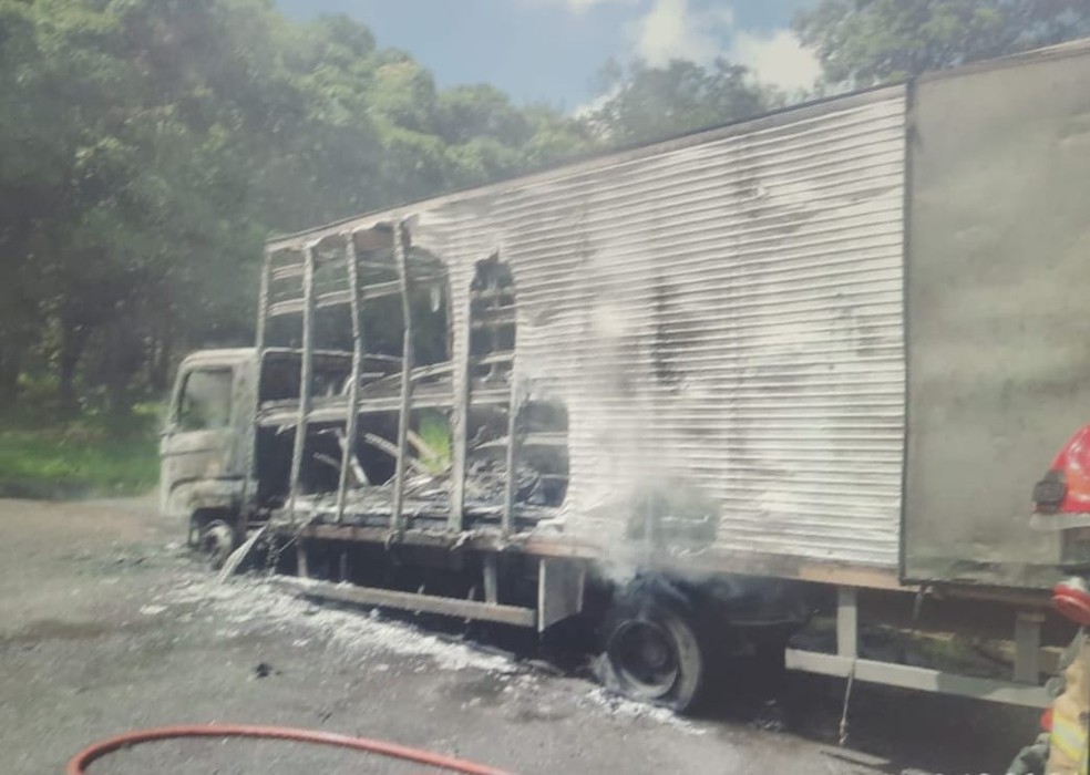 Caminhão-baú pega fogo na MG-050 — Foto: Corpo de Bombeiros/Divulgação