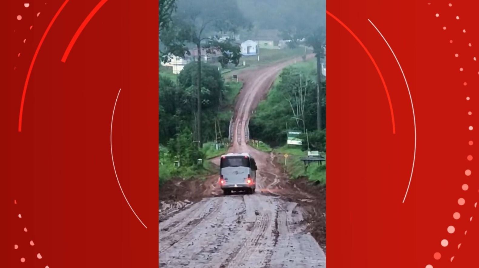 VÍDEO: ônibus desliza ao passar por trecho sem asfalto da BR-156, no Sul do Amapá
