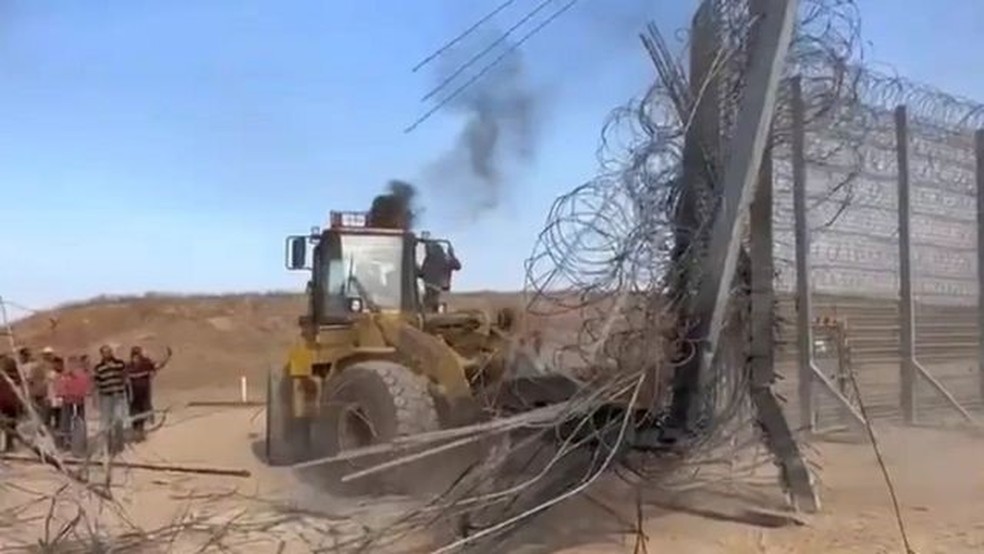 USAR SOMENTE EM CONTEÚDO DA BBC: A BBC News verificou imagens de uma escavadeira do Hamas destruindo uma seção da barreira na Faixa de Gaza — Foto: Redes sociais via BBC