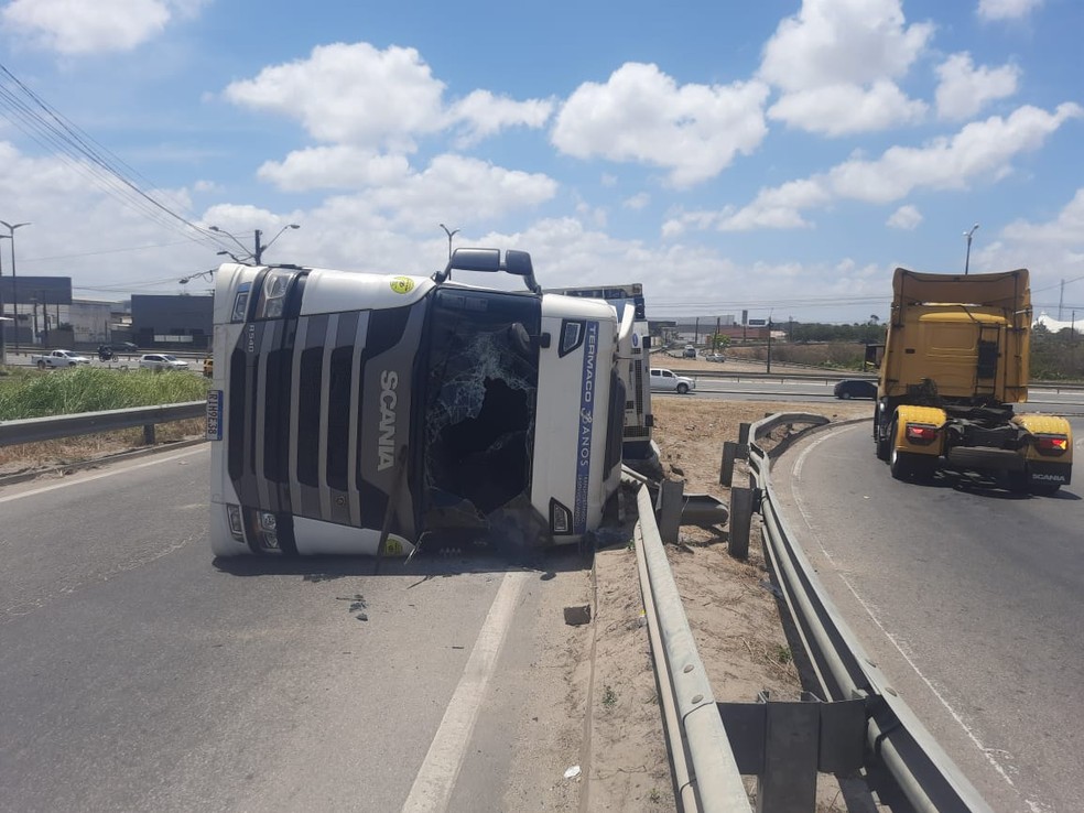Apesar da alça bloqueada, não foi registrado congestionamento. — Foto: Arnaldo Araújo/ Sistema Verdes Mares (SVM)