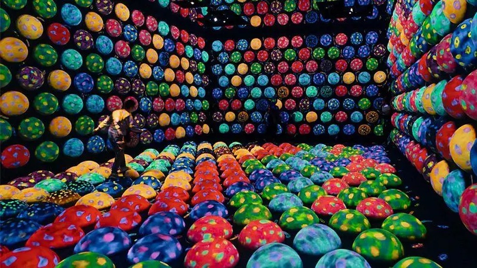 Os visitantes do museu de arte interativo teamLab Planets, em Tóquio, caminham em salas imersivas de luzes, cores e movimento — Foto: Alamy