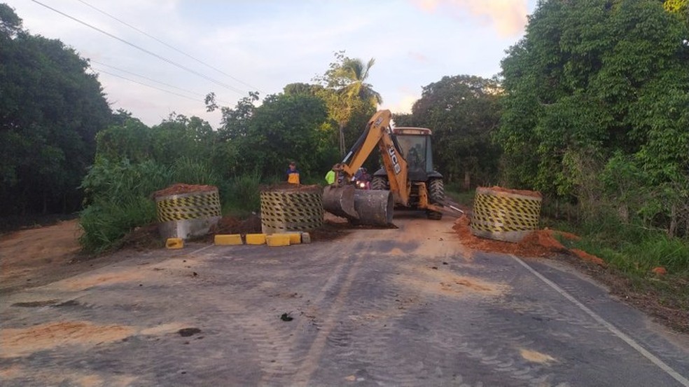 Interdição total da ponte entre Alhandra e Caaporã — Foto: Reprodução/DER-PB