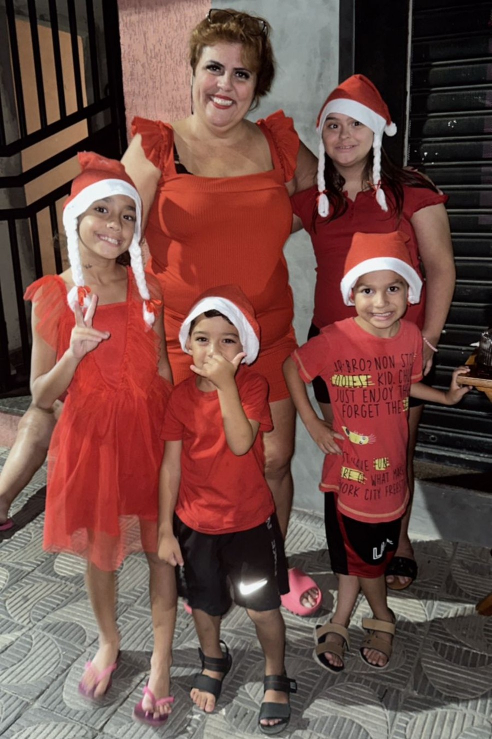 Maria do Carmo com os netos Sophia, Miguel, Davi e a sobrinha Maria Laura — Foto: Maria do Carmo Diniz/Arquivo Pessoal