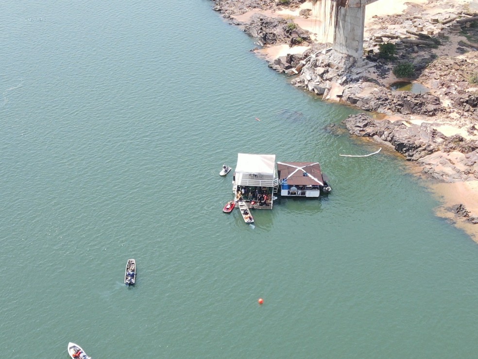 Ibama inicia retirada de caminhões com carga de agrotóxicos de dentro do rio Tocantins — Foto: Divulgação/Ibama